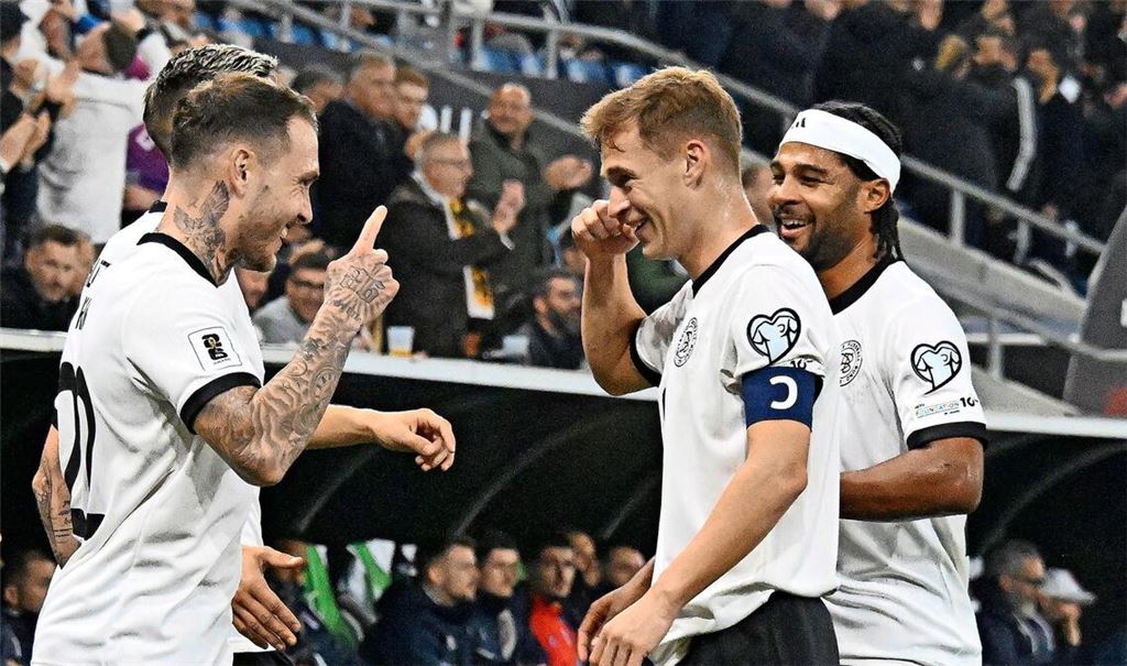 Torjubel nach dem 1:0 - Torschütze David Raum, Joshua Kimmich und Serge Gnabry feiern. (v.l.n.r.).