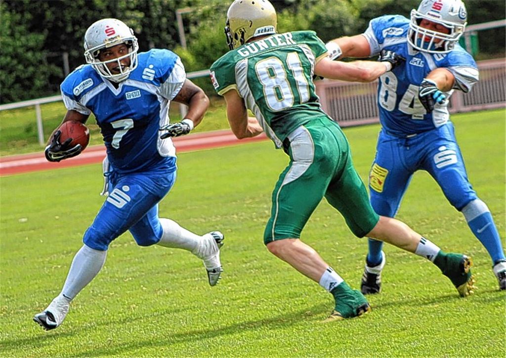 Torrance Brown Jr. (li.) versucht der Montabaur Defense zu entkommen.