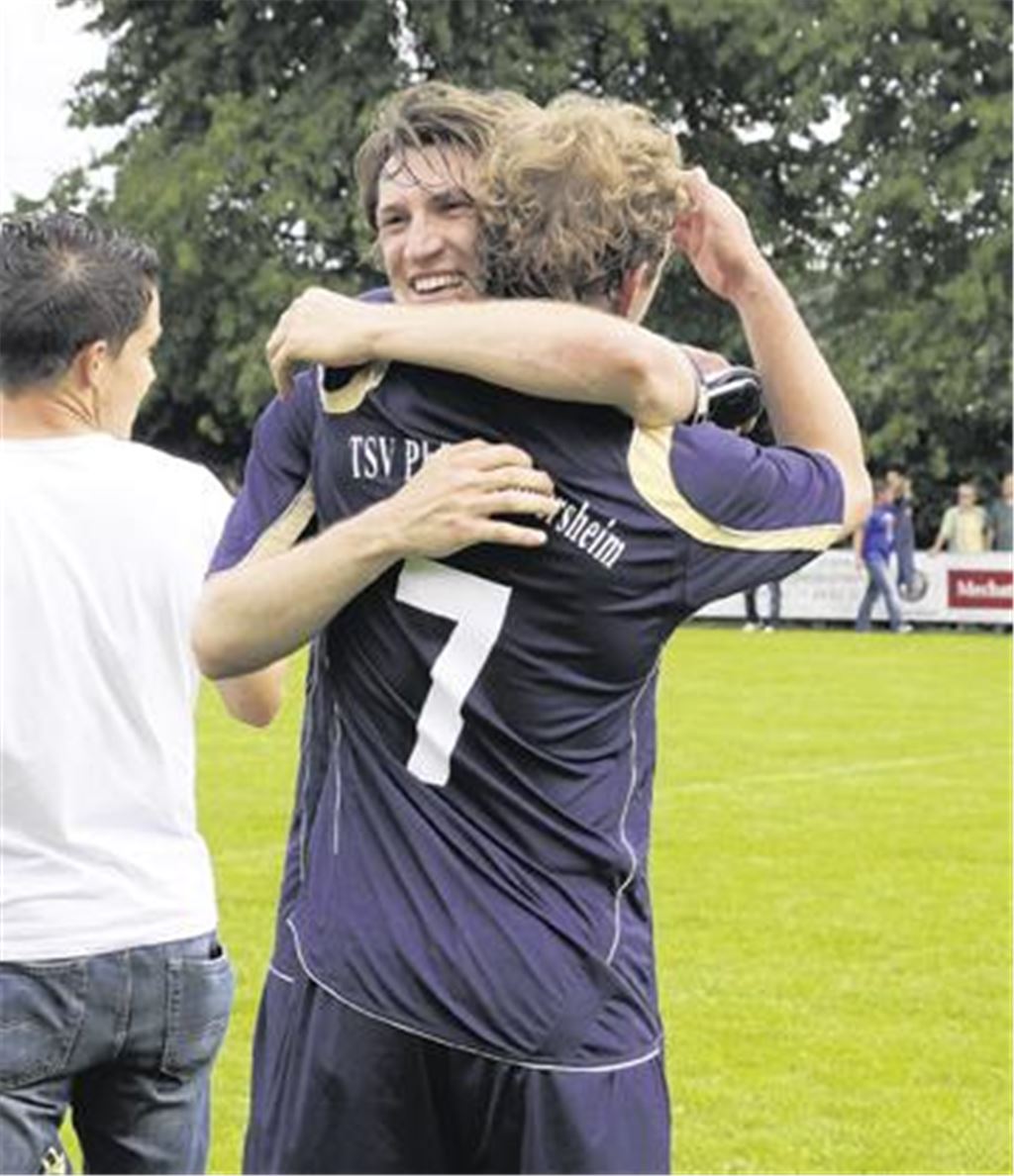 Torschütze Martin Maier (li.) freut sich mit Sören Christofori, der erfolgreich den blockierten Rücken behandelt hat. Foto: Eigner