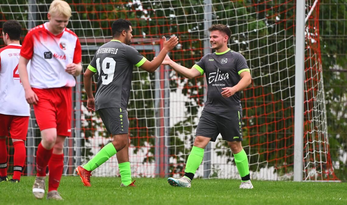 Torschütze Marvin Nüske (re.) freut sich mit Semy Dziri über das 1:0. Fotos: Schüller