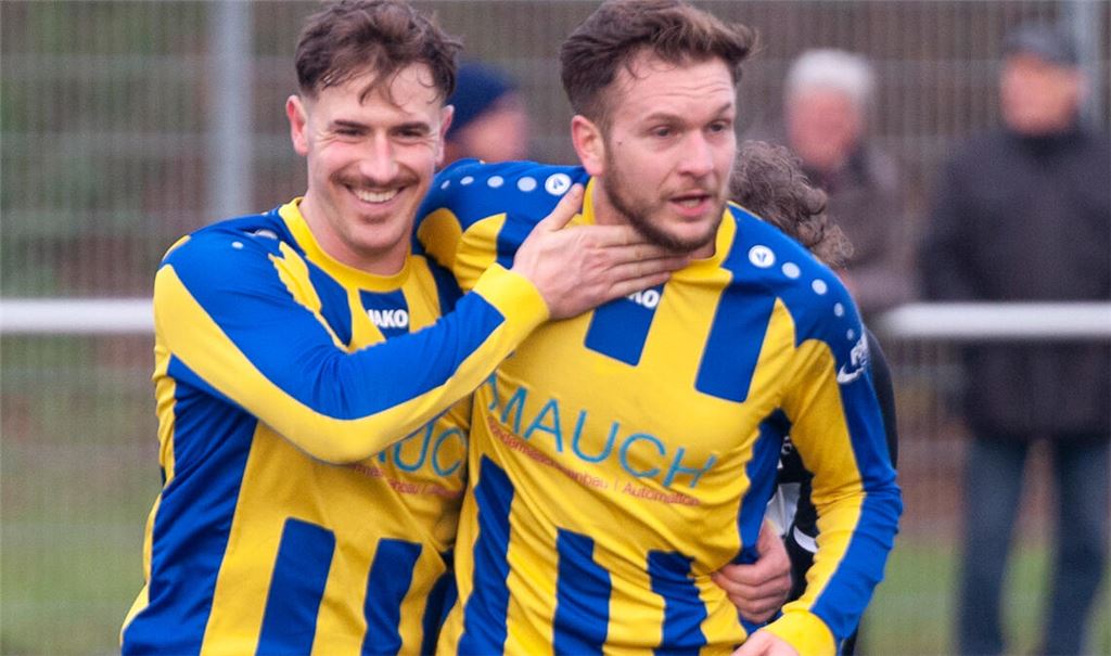 Torschützen unter sich: Lukas Buck und Joschka Heugel (li.) nach dem 3:0. Foto: Fotomoment