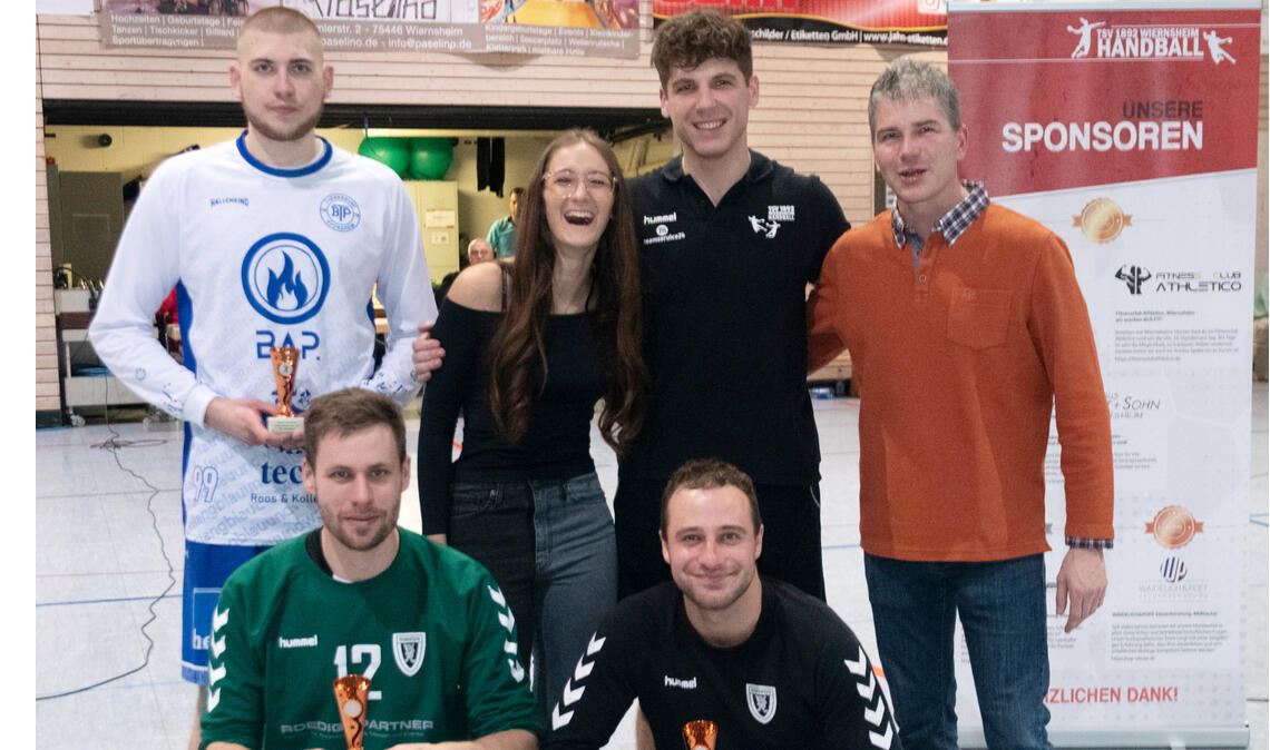 Torschützenkönig Jannik Müller mit Anna Ketterl (stellvertretende Abteilungsleit...