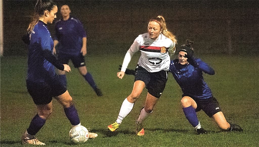 Torschützin Franziska Schulz vom TSV Ötisheim kämpft im Heimspiel gegen Schlusslicht SpG Daxlanden/Forchheim, das ihr Team klar gewinnt, um das Leder. Foto: Fotomoment
