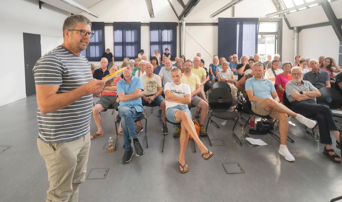 Torsten Konrad (li.), Hans-Dieter Schäfer und Markus Eckert (vorne v.re.) sprechen sich für den Erhalt des Volksbank-Gebäudes aus. Foto: Fotomoment