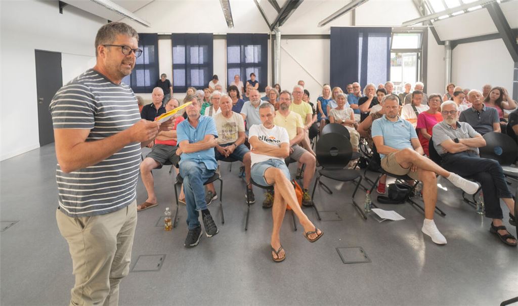 Torsten Konrad (li.), Hans-Dieter Schäfer und Markus Eckert (vorne v.re.) sprechen sich für den Erhalt des Volksbank-Gebäudes aus. Foto: Fotomoment