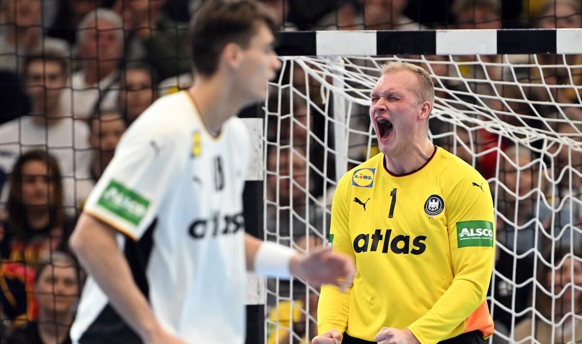 Torwart David Späth bejubelte einen spektakulären Sieg.