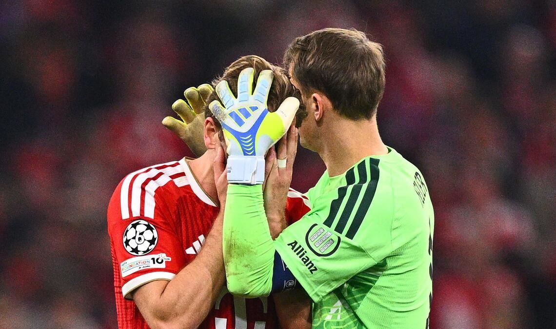 Torwart Manuel Neuer tröstet Harry Kane nach der Niederlage.