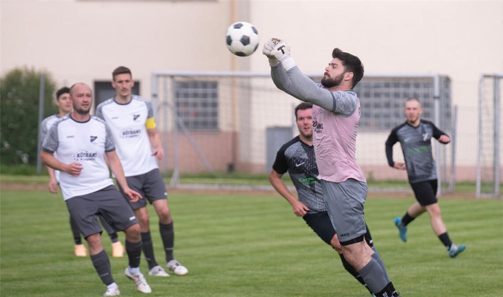 Torwart Robert Jung und der FVL unterliegen dem TSV Wimsheim. Foto: Fotomoment
