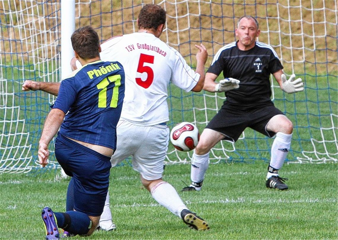Torwart und Trainer in einer Person: Ralph Augenstein hat für den TSV Großglattbach oft die Kohlen aus dem Feuer geholt. Trotz seines Engagements steht der Fußballclub in der Kreisliga B5 im Tabellenkeller. Als letzte große Tat will „Auge“ mit seinem Team den Klassenerhalt schaffen.