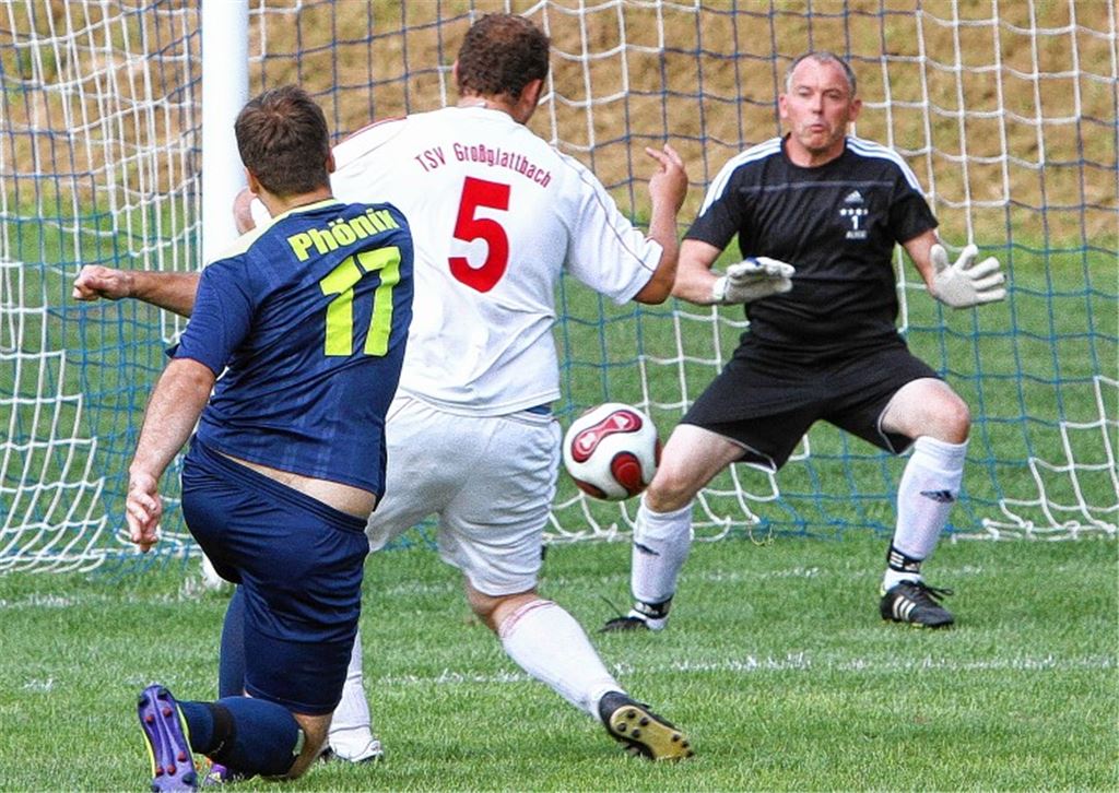 Torwart und Trainer in einer Person: Ralph Augenstein hat für den TSV Großglattbach oft die Kohlen aus dem Feuer geholt. Trotz seines Engagements steht der Fußballclub in der Kreisliga B5 im Tabellenkeller. Als letzte große Tat will „Auge“ mit seinem Team den Klassenerhalt schaffen.