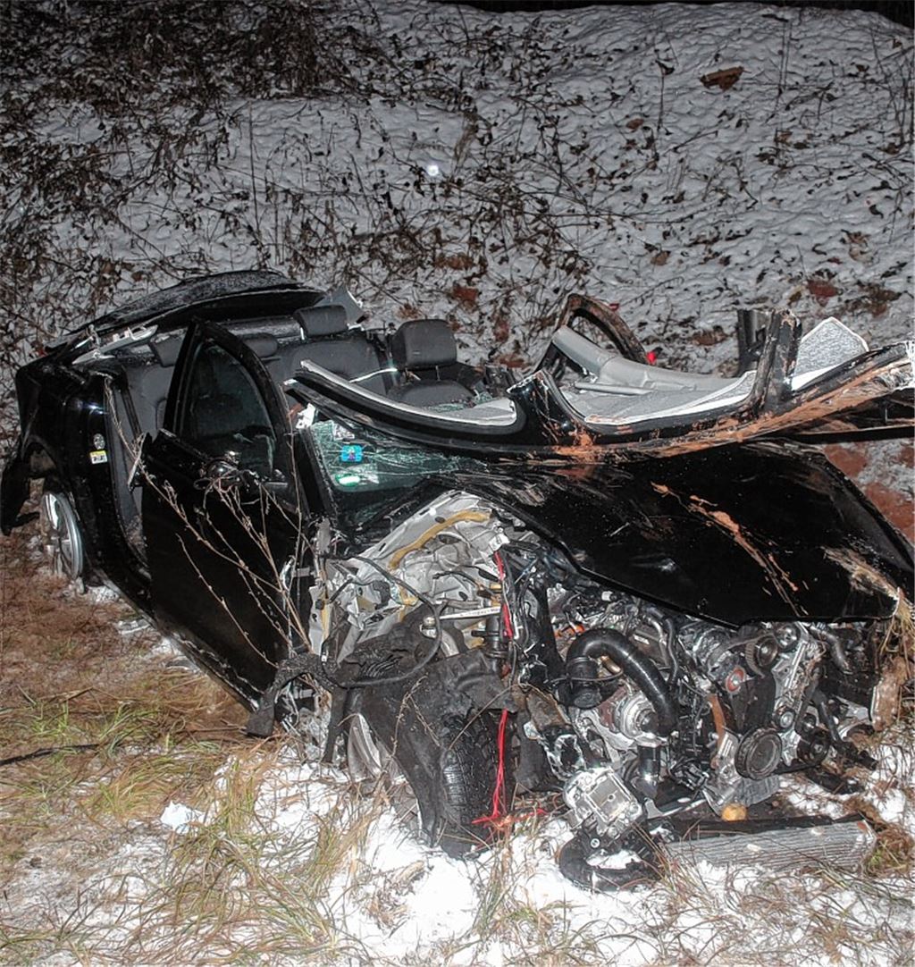 Total demoliert bleibt der Audi des 52-Jährigen neben der Autobahn liegen.