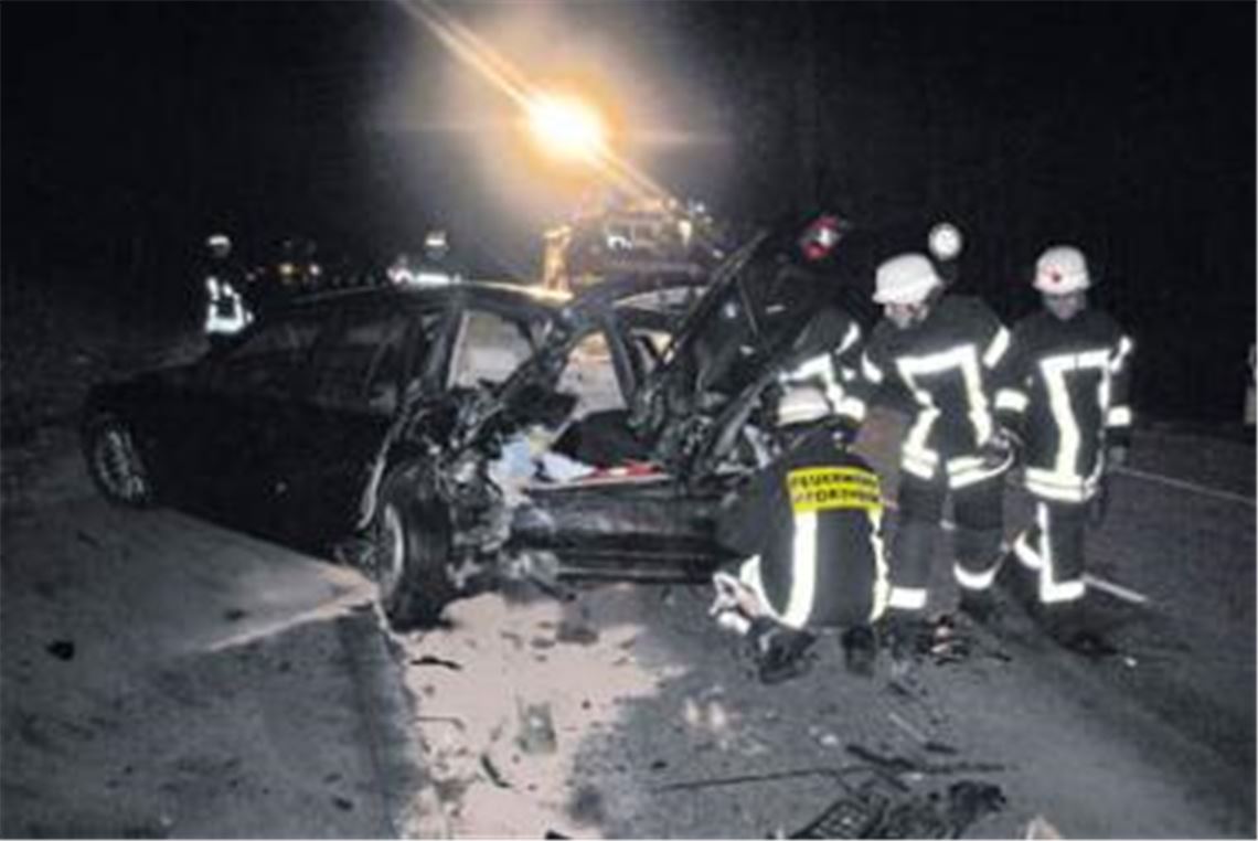 Total demoliert: der BMW des 26-Jährigen, in dessen Heck der VW Touran geprallt war. Beide Fahrer werden bei dem Auffahrunfall bei Pforzheim-Ost schwer verletzt. Foto: Myroshnishenko