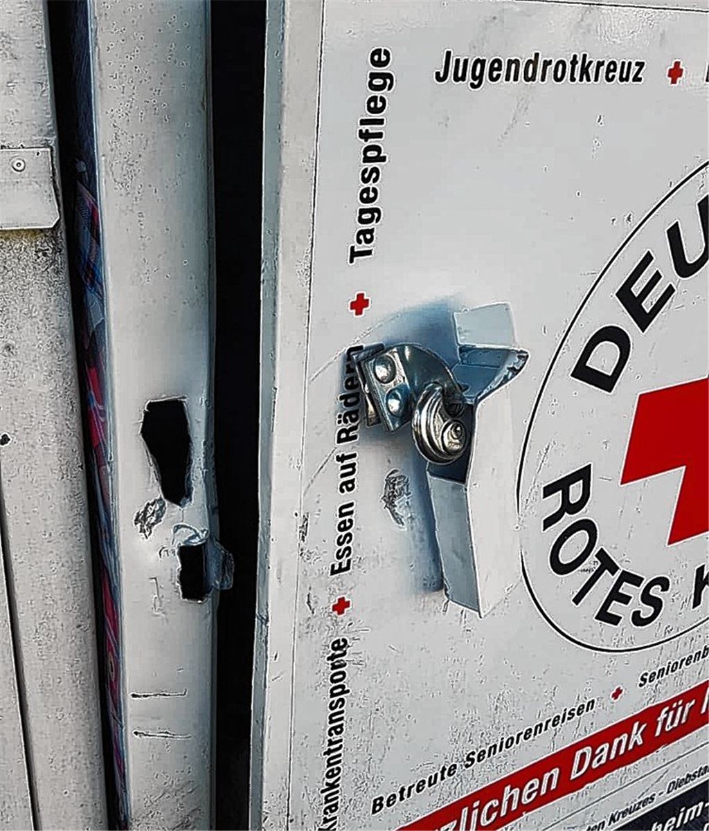 Altkleider-Container aufgebrochen