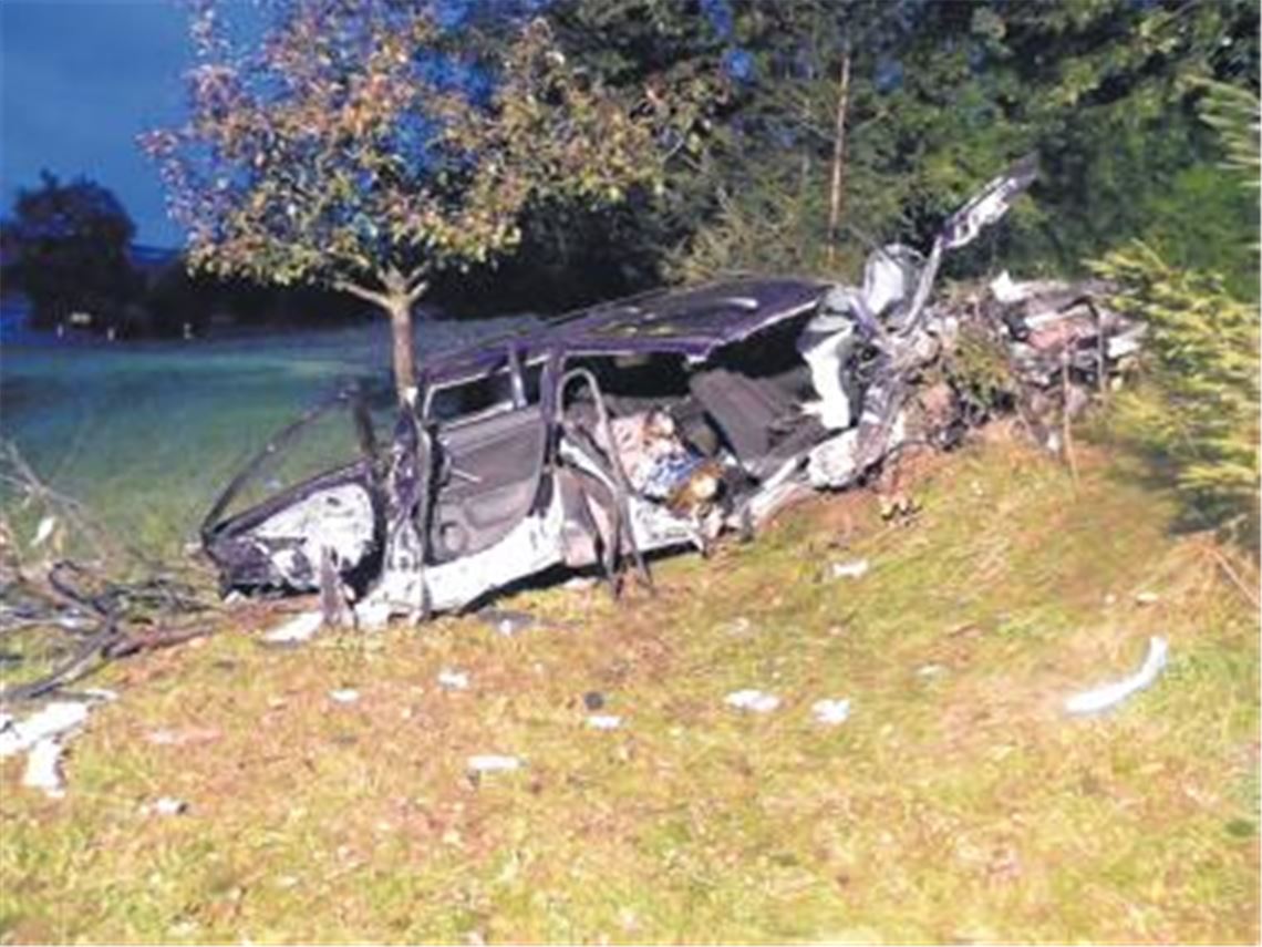 Total zerstört: Der VW Passat, mit dem die vier Jugendlichen aus Neuhausen ihre verhängnisvolle Spritztour unternommen haben, zerschellt beim Aufprall auf mehrere Bäume.
Foto: Ochs