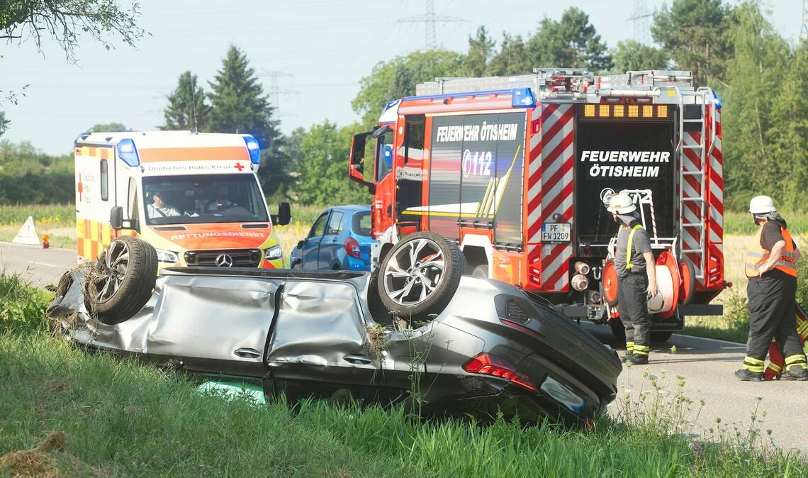 Totalschaden: Der Audi liegt neben der L1173 auf dem Dach. Foto: Fotomoment