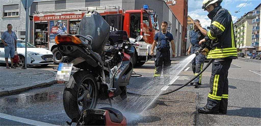 Motorroller geht in Flammen auf