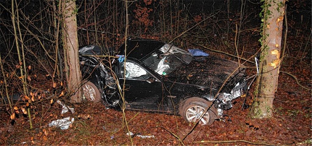 Totalschaden ist an dem BMW der jungen Frau entstanden, die nach einem Ausweichmanöver die Kontrolle über ihr Fahrzeug verlor. Foto: Sadler
