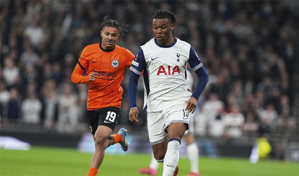 Tottenhams Destiny Udogie (rechts) wurde von einem Spielerberater mit einer Waffe bedroht.