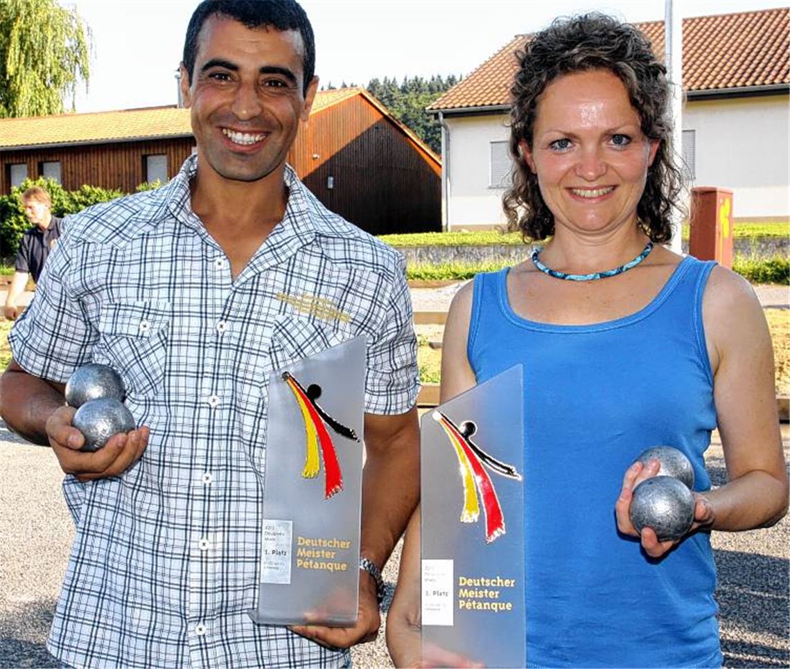 Toufik Faci und Annet Sturz mit ihren Spielgeräten und den DM-Trophäen. Foto: Eigner