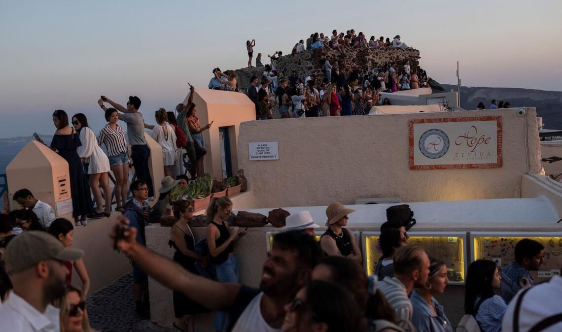 Touristen machen Selfies und genießen den Sonnenuntergang in Oia auf der Insel Santorini (Archivfoto).