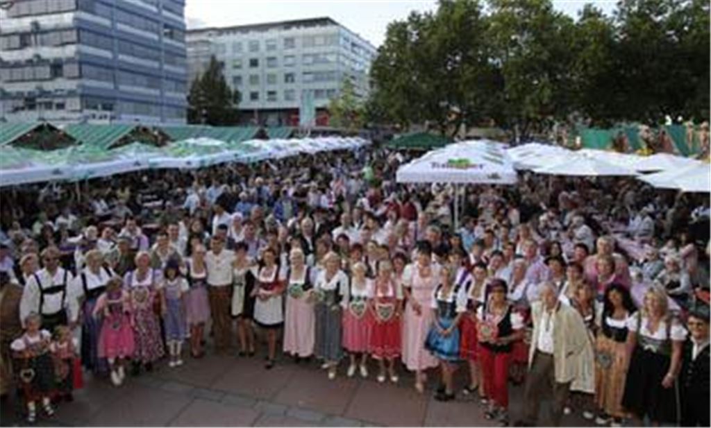 Tracht ist Trend  das beweisen die zahlreichen Dirndl-Trägerinnen und ihre feschen Begleiter auf dem Oechslefest.  Foto: Tilo Keller