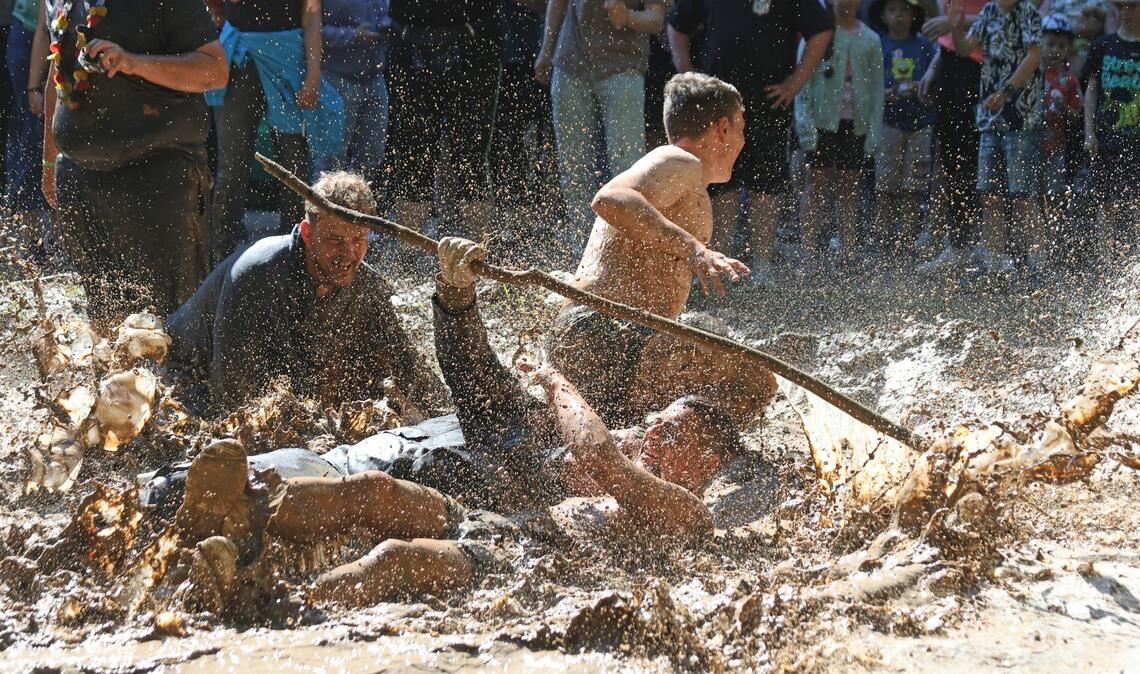 Tradition an der Wildbahn: Dreckschweinfest 2026 in Hergisdorf endet mit Sprüngen ins Schlammloch.