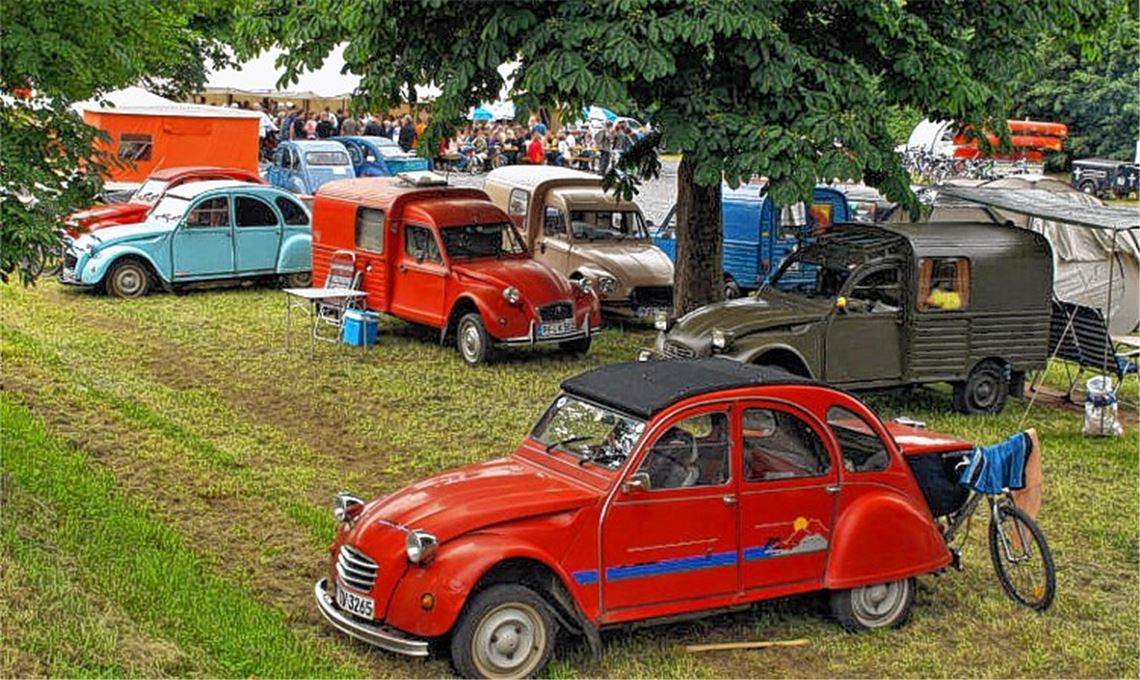 Tradition zu Pfingsten: „Enten“-Fahrer treffen sich am Festplatz in Mühlacker.