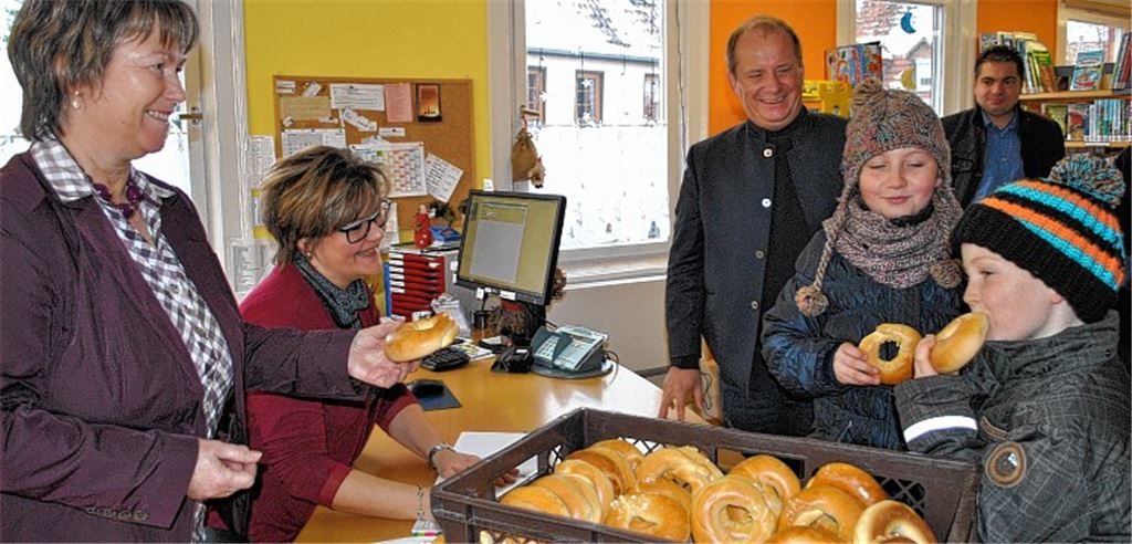Traditionell werden am letzten Tag des Jahres in Mühlhausen die Neujahrsringle verteilt. Hier die ersten Abholer mit Bürgermeister Winfried Abicht (Mitte).Foto: Stahlfeld