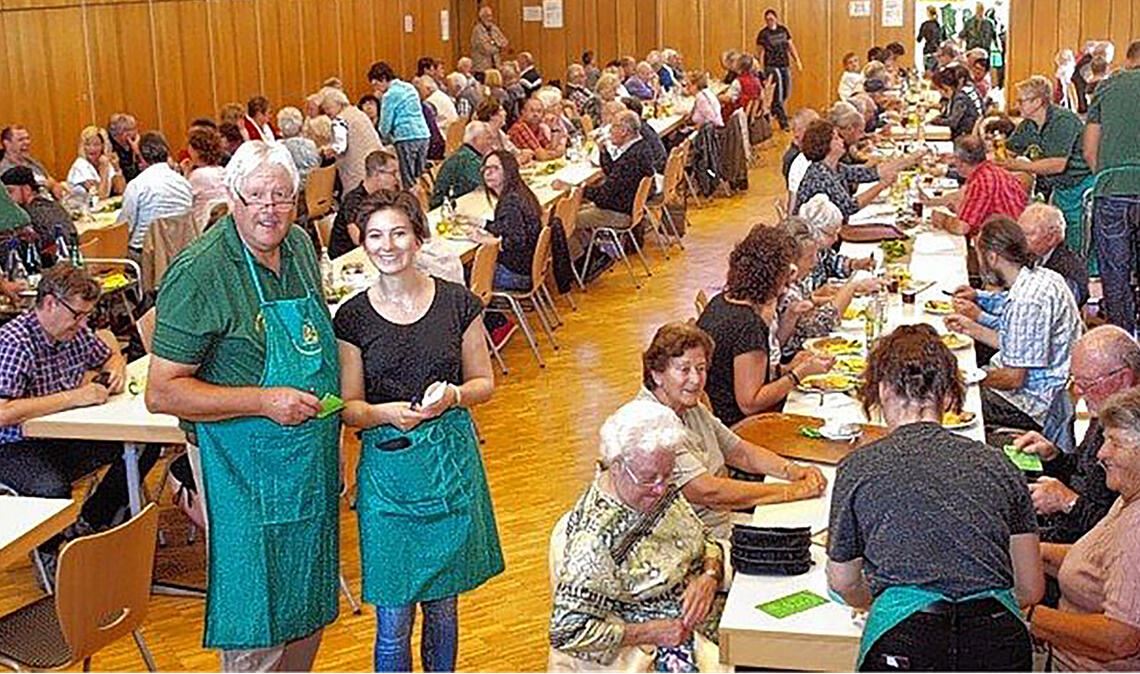 Traditionelles Highlight im Vereinsjahr: das Kartoffelfest des Obst- und Gartenbauvereins Ötisheim in der Erlentalhalle. Foto: Archiv