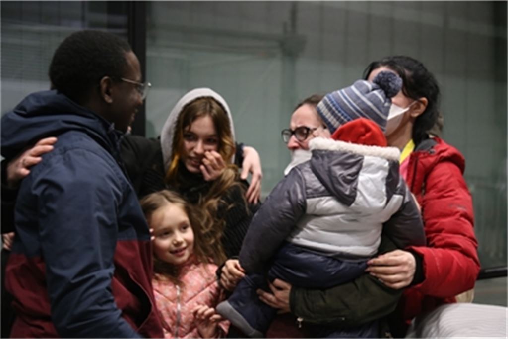 Tränen der Erleichterung: Nach zweieinhalb Tagen Flucht können Alona Mazigwa und ihr Mann Innocent Mazigwa die Familien aus der Ukraine in die Arme schließen.Fotos: Deeg/privat (1)