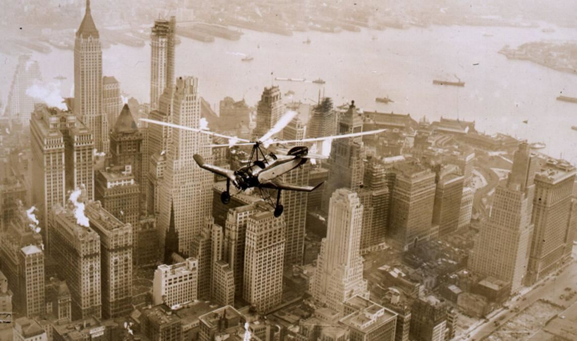 Tragschrauber über New York: eine seltsame Geschichte braucht seltsame Gefährte.