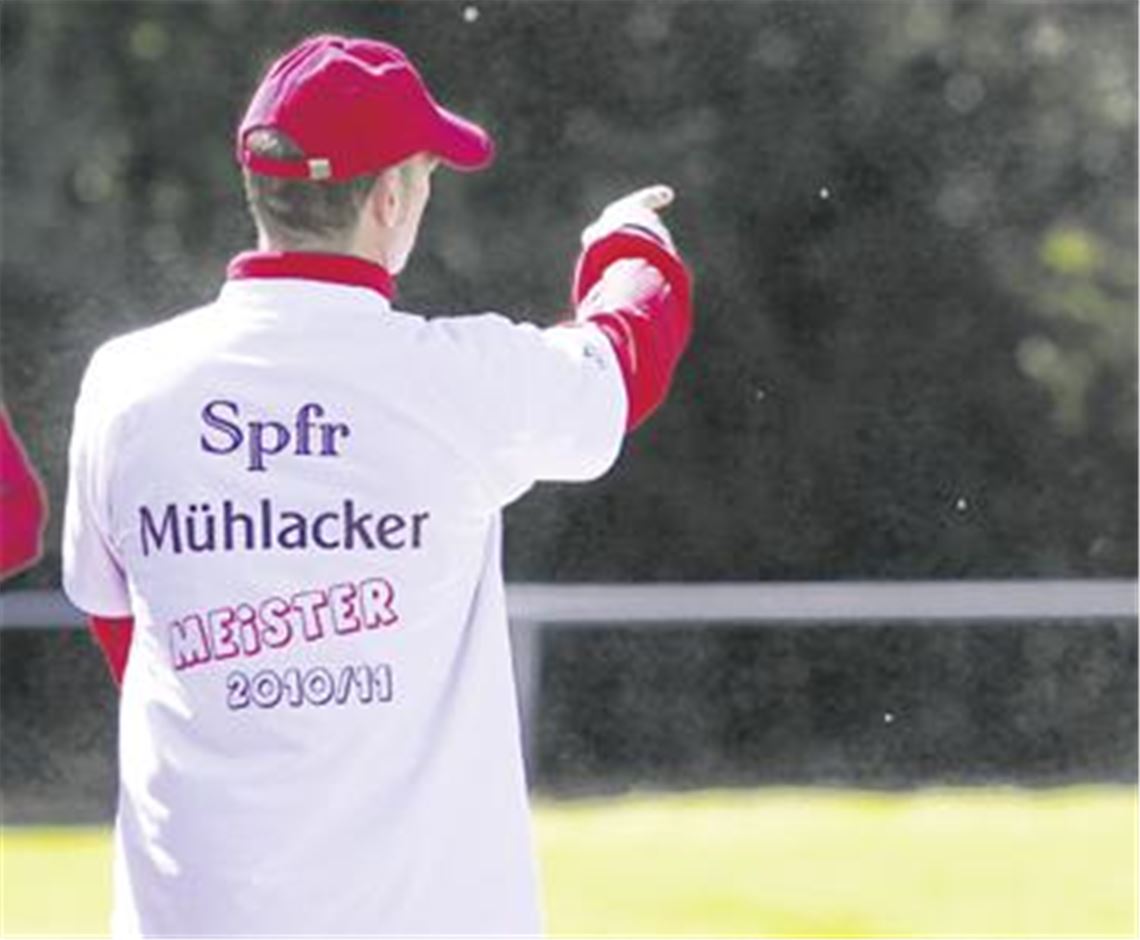 Trainer Achim Lehmann trägt das Meister-Trikot der Sportfreunde-Reserve. Vielleicht wird der Traum auch für die erste Garnitur noch wahr. Foto: Eigner