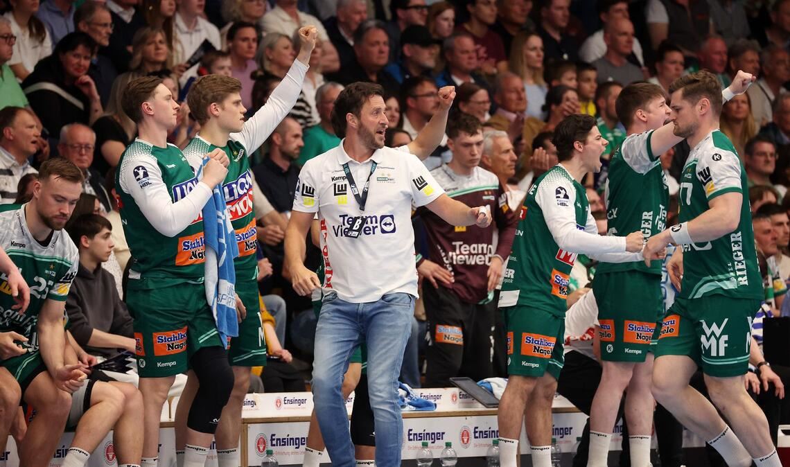 Trainer Ben Matschke und die Bank von Frisch Auf.