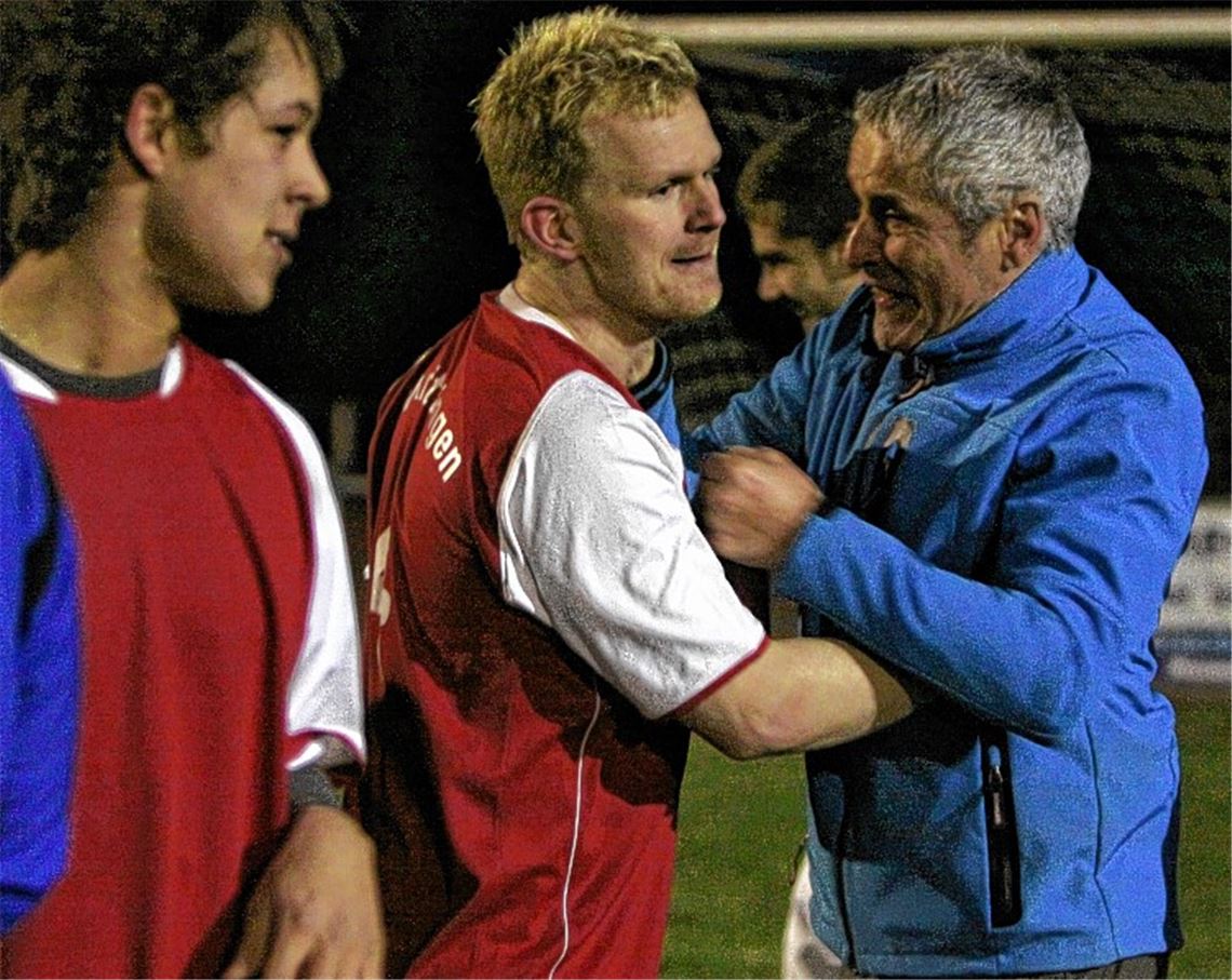 Trainer Eberhard Braun knufft Verteidiger Alexander Genthner, Jeff Reichstetter (li.) kann über seinen verschossenen Elfmeter wieder lachen. Foto: Eigner