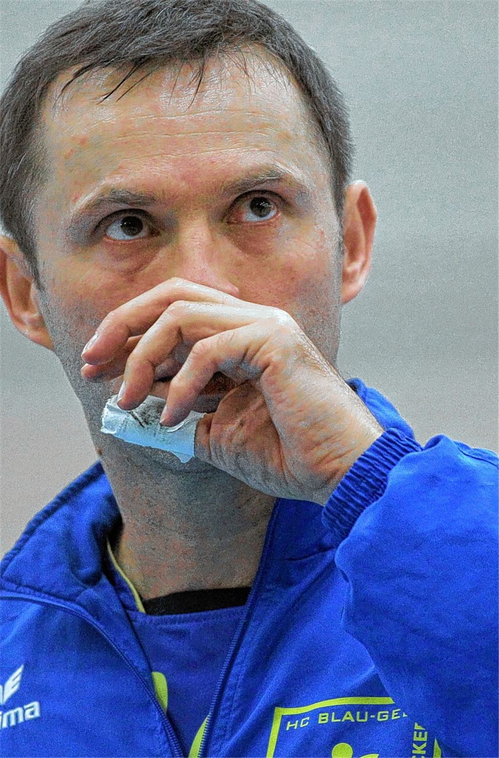 Trainer Edin Pivac muss heute wohl selbst im blau-gelben Trikot auflaufen. Foto: Rubner