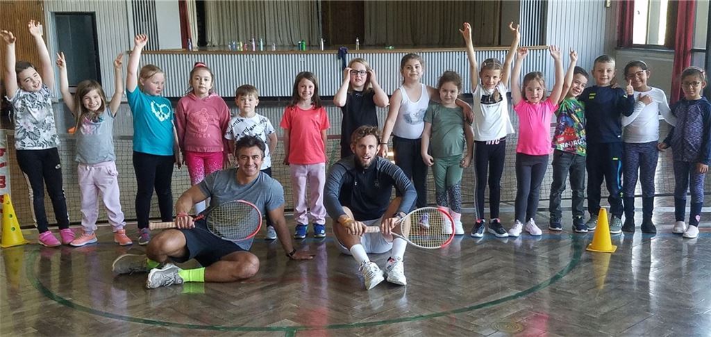 Trainer Erick Silva (vorne li.) will den Nachwuchs für das Tennis begeistern. Foto: privat