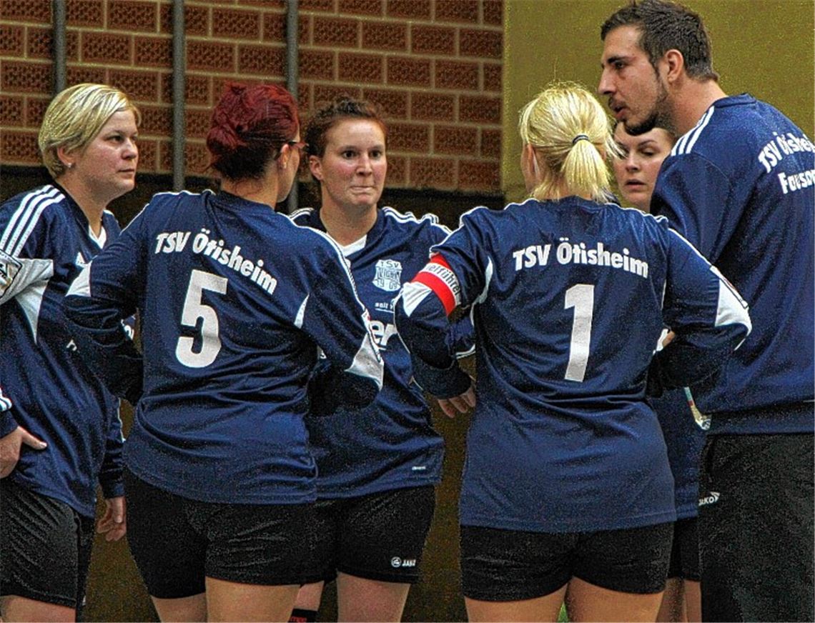 Trainer Fabian Geissel motiviert sein Team, trotzdem läuft es bei den Ötisheimer Faustballfrauen in dieser Hallensaison noch nicht. In der 2. Bundesliga Süd steht nach sechs Matches aus drei Spieltagen erst ein Sieg auf der Habenseite,
