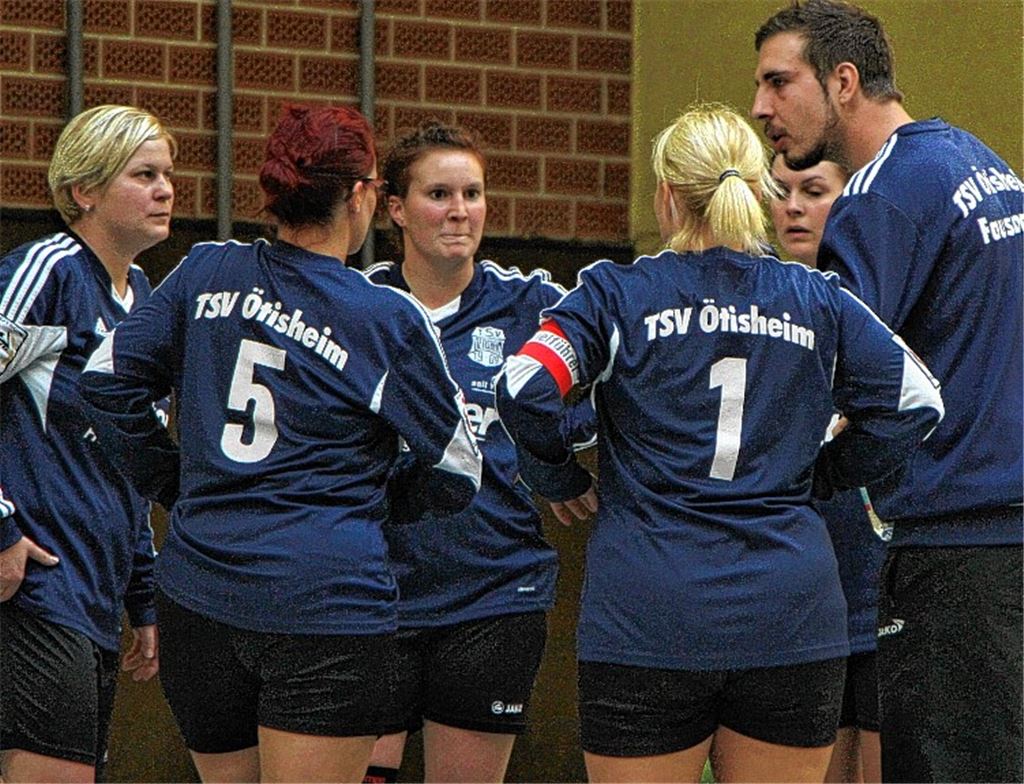 Trainer Fabian Geissel motiviert sein Team, trotzdem läuft es bei den Ötisheimer Faustballfrauen in dieser Hallensaison noch nicht. In der 2. Bundesliga Süd steht nach sechs Matches aus drei Spieltagen erst ein Sieg auf der Habenseite,