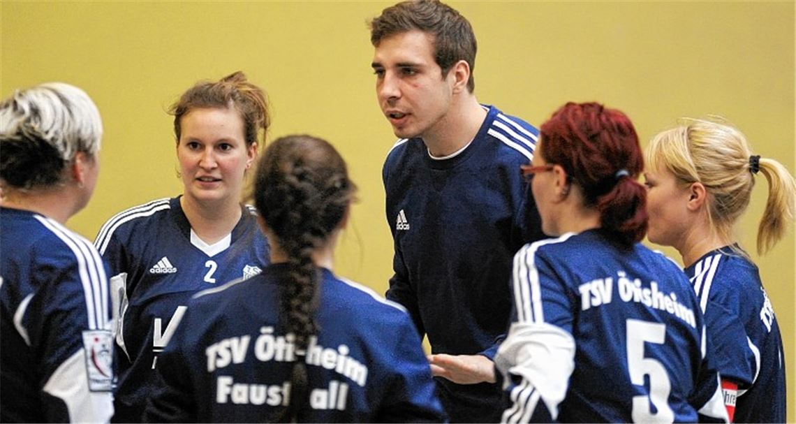 Trainer Fabian Geissel wirkt auf sein Team positiv ein: Gegen Tabellenführer TV Unterhaugstett bieten die Faustballerinnen des TSV Ötisheim eine starke Leistung. Foto: Fotomoment