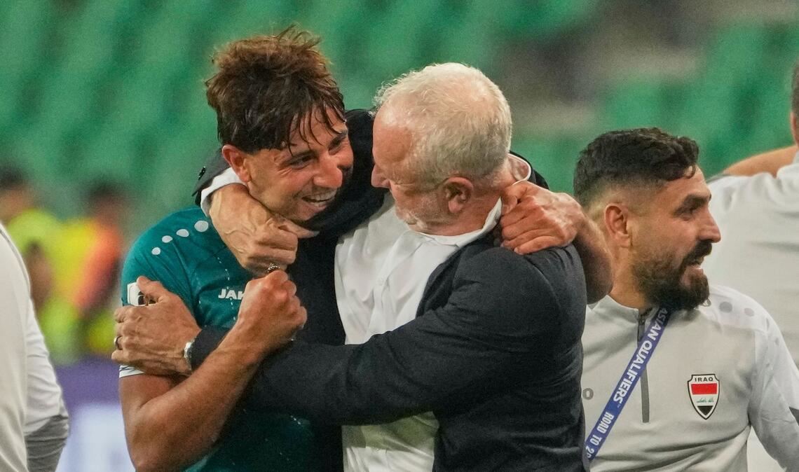 Trainer Graham Arnold (M) freut sich mit seinem Spieler Mohanad Ali. (Archivbild)