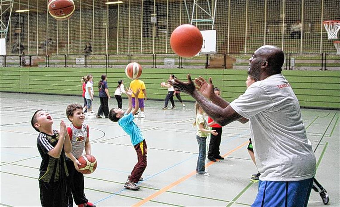 Trainer James Knox von der BSG Vaihingen-Sachsenheim zeigt den Kindern den richtigen Umgang mit dem Ball. Fotos: Tilo Keller