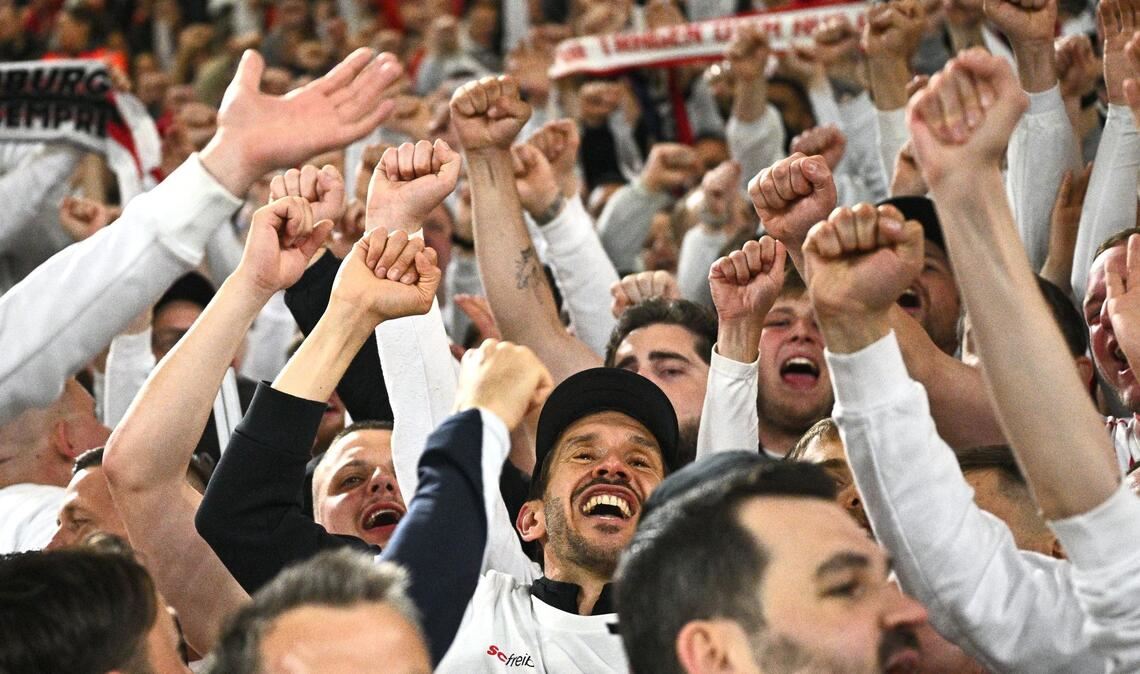 Trainer Julian Schuster vom SC Freiburg feiert mit Fans den Sieg gegen den SC Braga und den Einzug ins Europa-League-Finale.