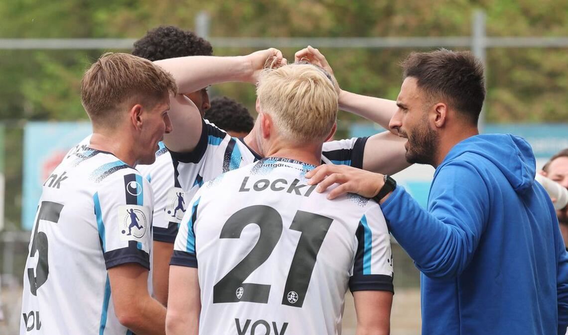 Trainer Kerem Arslan und seine Spieler Per Lockl und Nico Blank (v. re.): Die Kickers wollen in der Erfolgsspur bleiben.