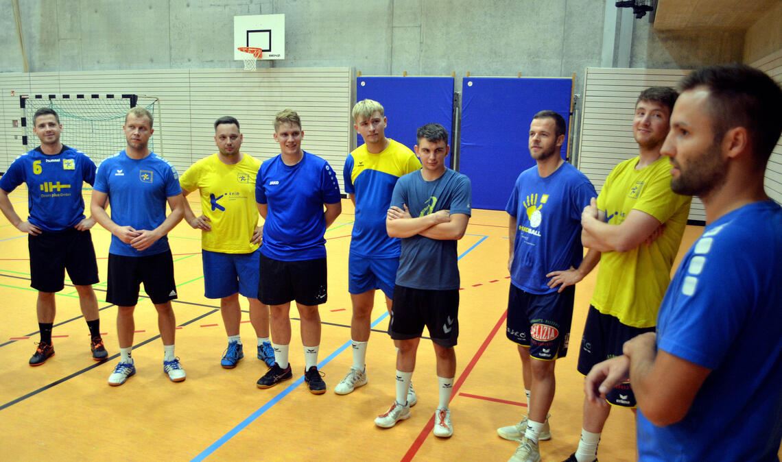 Trainer Kim Kalfass (re.) und sein Co-Trainer Clemens Kitzberger (2. v. re.) feilen in der Mannschaftsbesprechung an den letzten Details.