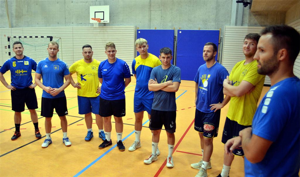 Trainer Kim Kalfass (re.) und sein Co-Trainer Clemens Kitzberger (2. v. re.) feilen in der Mannschaftsbesprechung an den letzten Details.