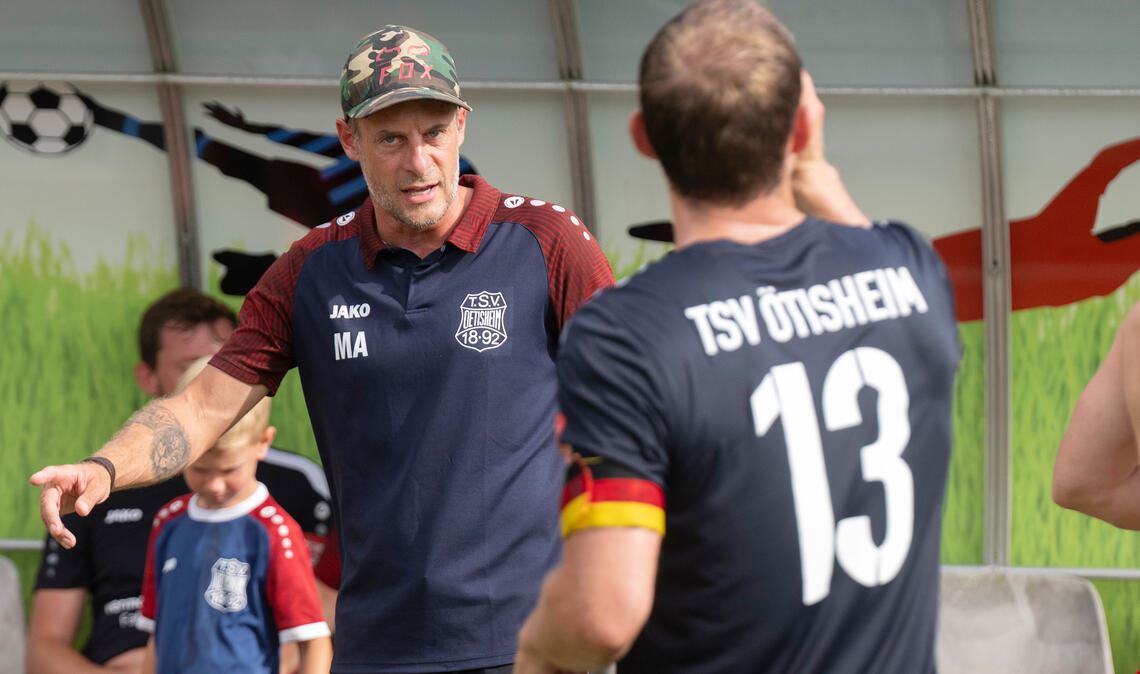 Trainer Manuel Armingeon und der TSV Ötisheim müssen noch eine Woche länger auf das Nachhol-Derby der Kreisklasse B1 Pforzheim gegen die FVgg 08 Mühlacker warten. Fotos: Fotomoment