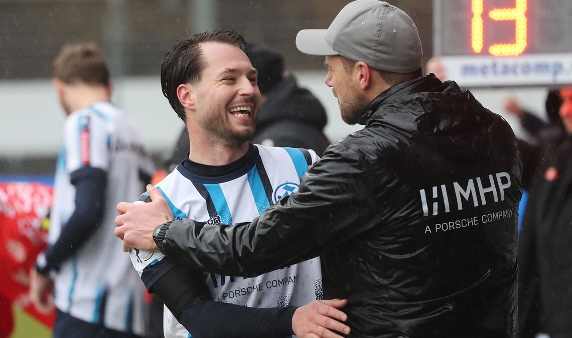 Trainer Marco Wildersinn beglückwünscht den Kickers-Torschützen David Tomic.