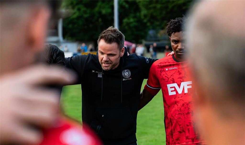 Trainer Mario Klotz mit seinem GSV-Team nach dem 4:0-Pokalsieg beim TSV Köngen.