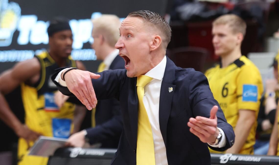 Trainer Mikko Riipinen schreit sich den Frust von der Seele.