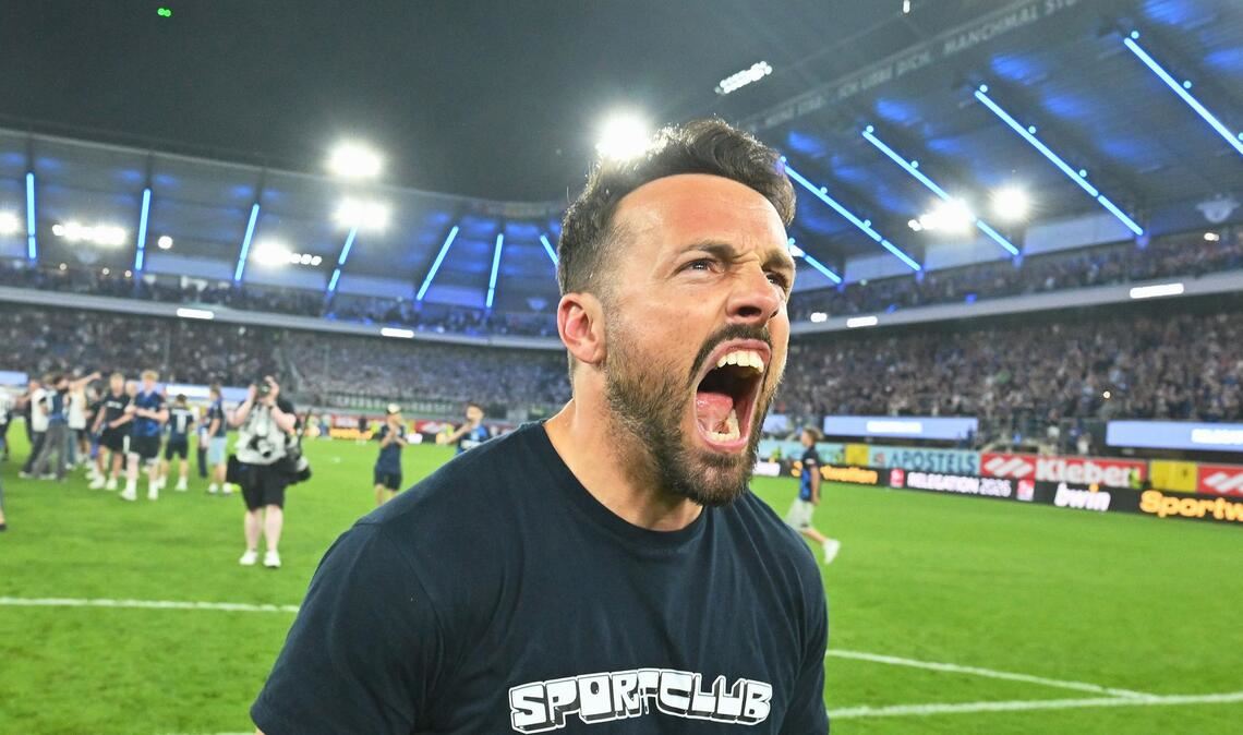 Trainer Ralf Kettemann (SC Paderborn 07) jubelt.